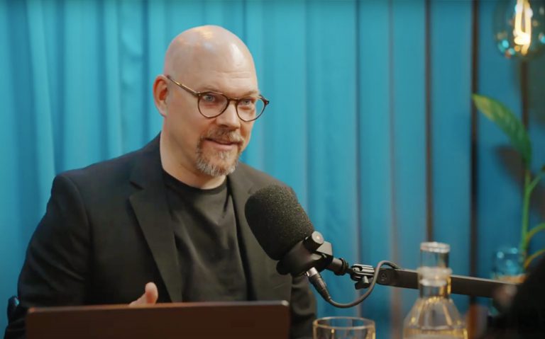 Programledare ställer frågor om cybersäkerhet